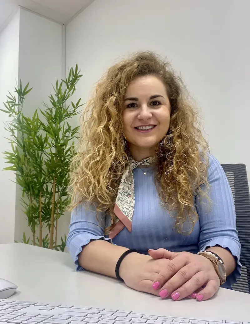 Esther Martínez, psicóloga especializada en ansiedad y bienestar en su consulta de Bilbao